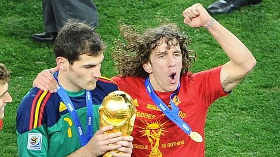 Casillas y Puyol, con la Copa del Mundo ganada por España en 2010 en Sudáfrica.