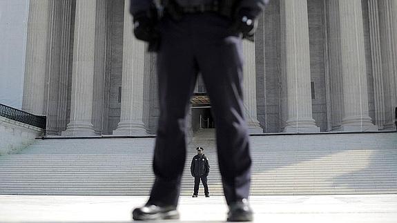 Policías frente a la sede del Tribunal Supremo en Washington, DC. 