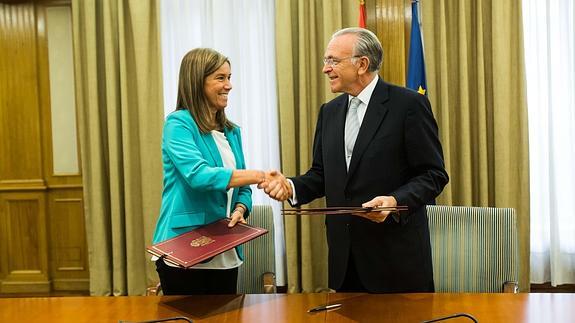 La ministra de Sanidad, Ana Mato, y el presidente de la Obra Social La Caixa, Isidro Fainé. 