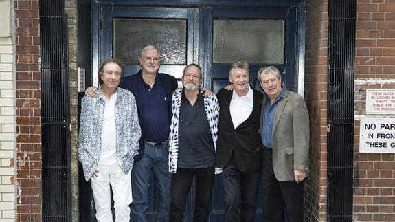 Los comediantes británicos de Monty Python (de izda a dcha) Eric Idle, John Cleese, Terry Gilliam, Michael Palin y Terry Jones posan ante un fotógrafo