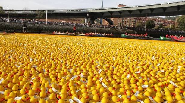Carrera de 'patos de goma' que reunió a más de 40.000 personas en la Ría de Bilbao.