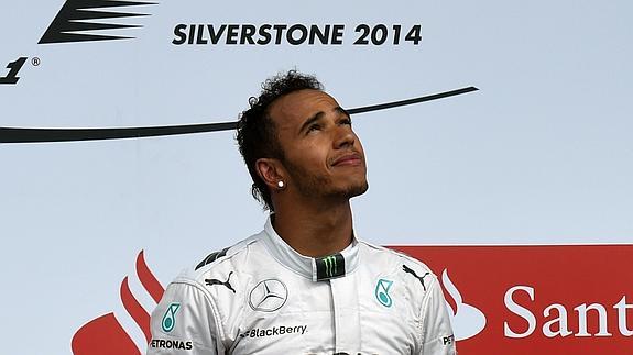 Hamilton escucha el himno en el podio. 