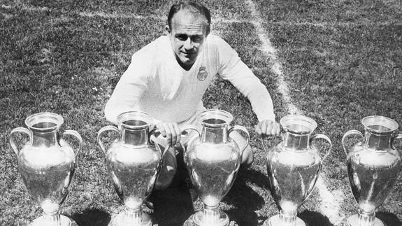 Di Stéfano posa con las cinco Copas de Europa ganadas con el Madrid. 