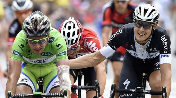 Sagan (i) y Trentin, tras cruzar la meta. 