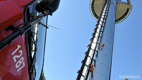 Activistas de Greenpeace escalan el Faro de Moncloa en protesta contra la Ley de Seguridad Ciudadana