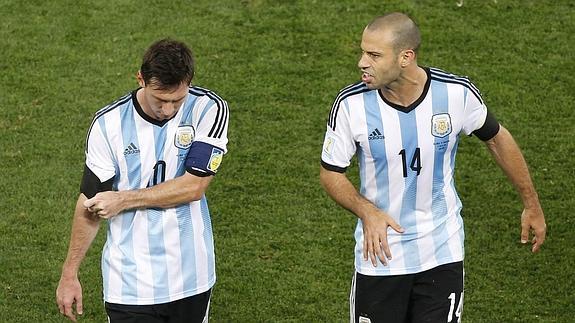 Mascherano habla con Messi. 