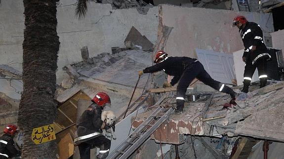 Miembros de los equipos de rescate trabajan en la zona