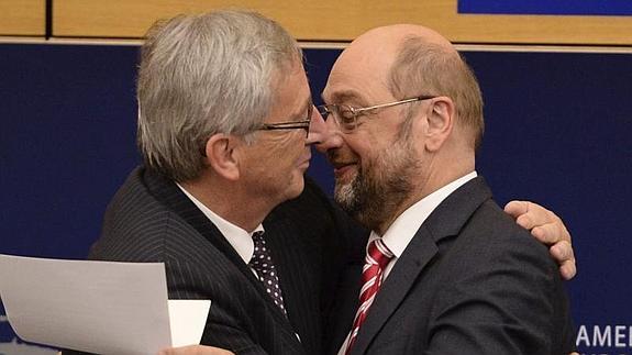 Martin Schulz (d) felicita a Jean-Claude Juncker. 