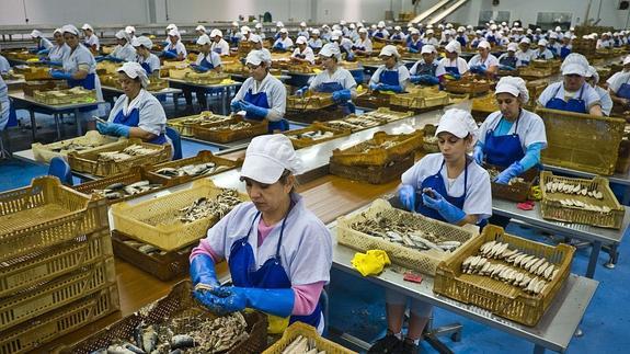 Una industria conservera en Huelva.