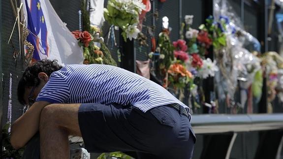 Un hombre llora junto a la verja del puente de la curva de A Grandeira en Angroís