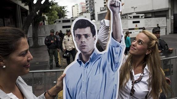 Lilian Tintori, mujer de López, frente al Palacio de Justicia de la ciudad de Caracas