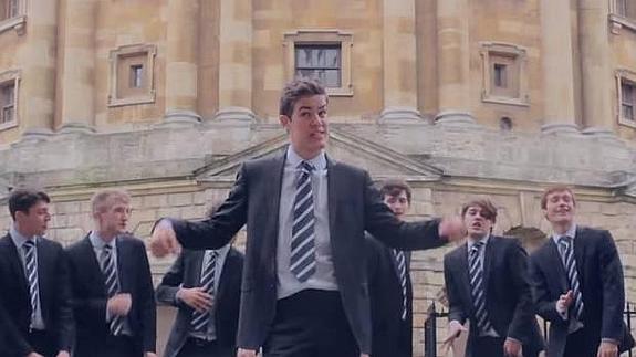 El grupo de Oxford 'Out of the Blue' cantando una versión de la canción 'Hips don't lie' de Shakira. 