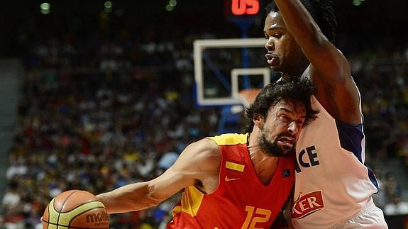 Llull, durante un partido ante Francia. 