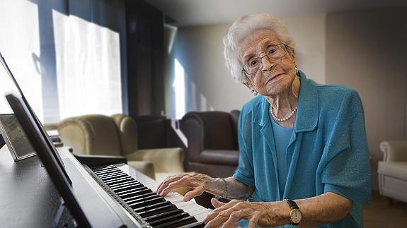 Carmen Díez Martín toca el piano en la sexta planta de la Casasolar Santo Duque de Gandía