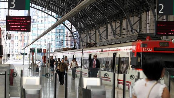 Pasajeros de un tren de cercanias en la estacion de Abando, Bilbao 