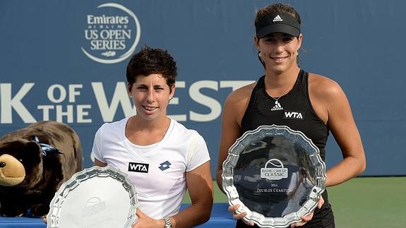 Suárez (i) y Muguruza, posan con el trofeo del Torneo Femenino de Stanford. 