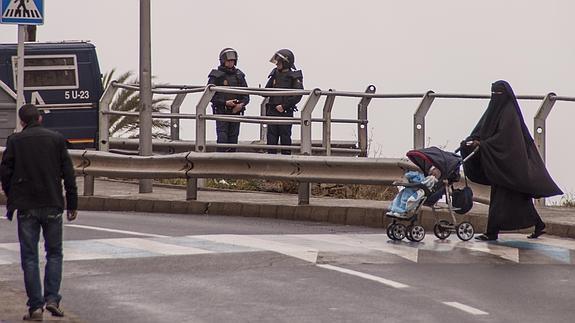 Una joven pasea a su bebé en Melilla.