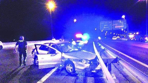 El vehículo se estampó contra la mediana de la A-44 tras colisionar contra la patrulla policial y otro turismo. 