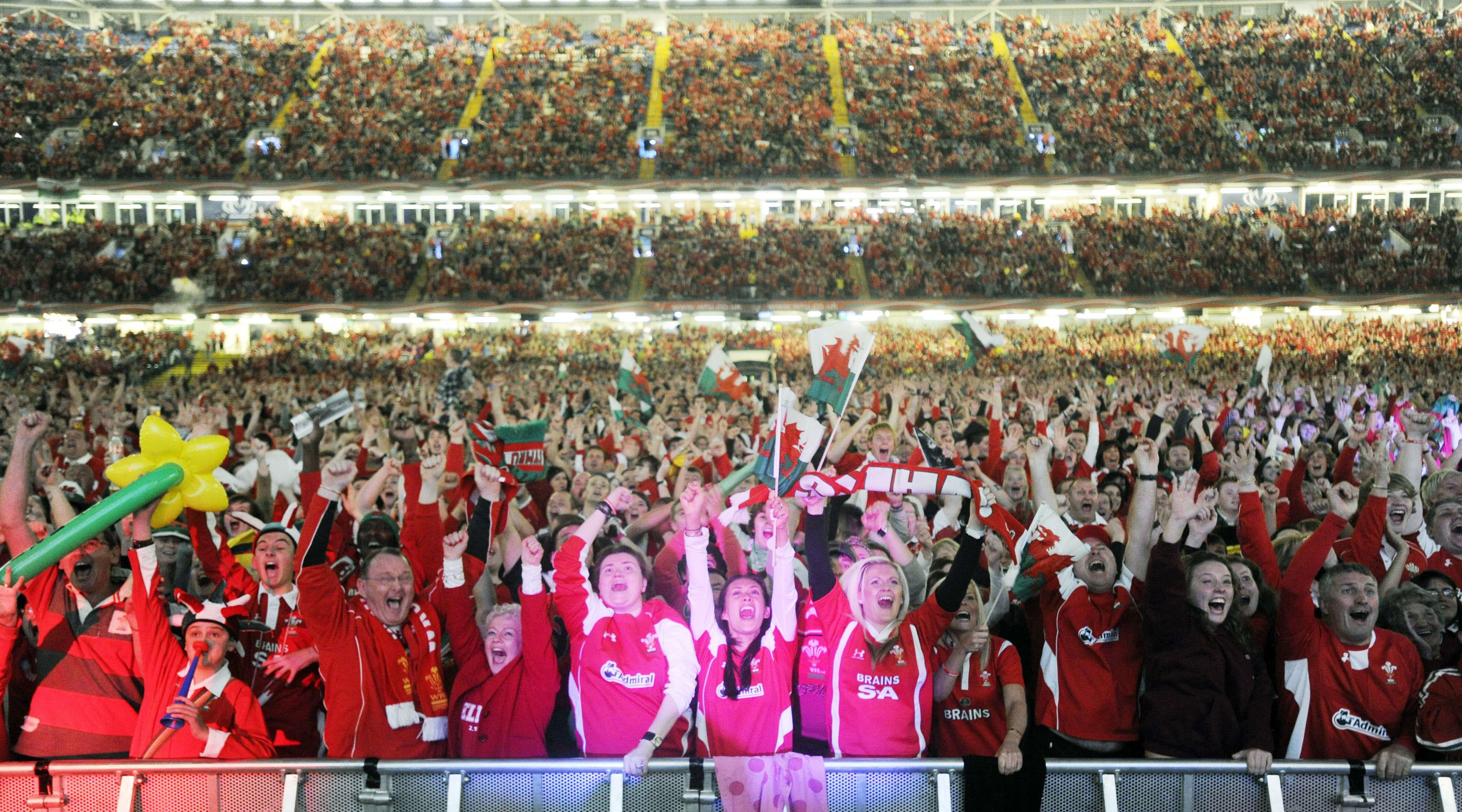 60.000 aficionados llenaron el Milenio de Cardiff sólo para seguir por sus pantalas un partido del Mundial de rugby de 2011. 