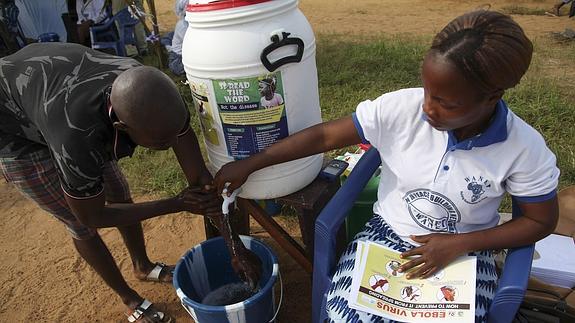 Un niño liberiano se lava las manos durante un programa de sensibilización para evitar el virus del ébola. 