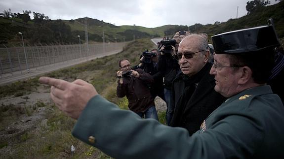 El teniente coronel Andrés López junto al ministro de Interior, Jorge Fernández Díez, en Ceuta.