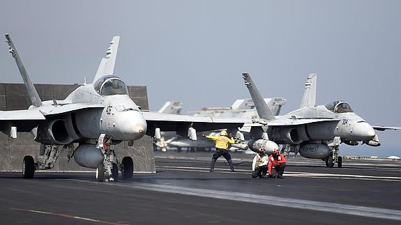 Dos F-18 salen del portaaviones George H.W. Bush. 