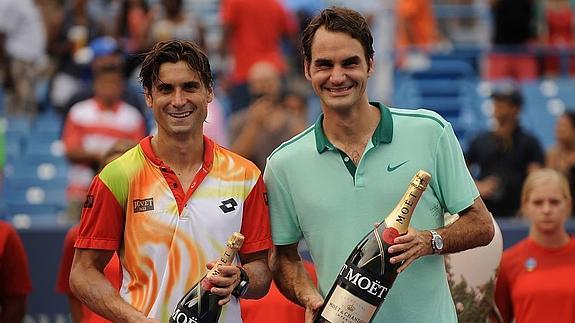 David Ferrer (i) posa junto a Roger Federer tras la final de Cincinnati. 