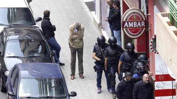 Efectivos policiales desplazados al lugar. 