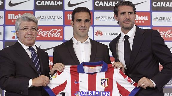 Jesús Gámez (c) posa con su nueva camiseta acompañado por Cerezo (d) y Caminero. 