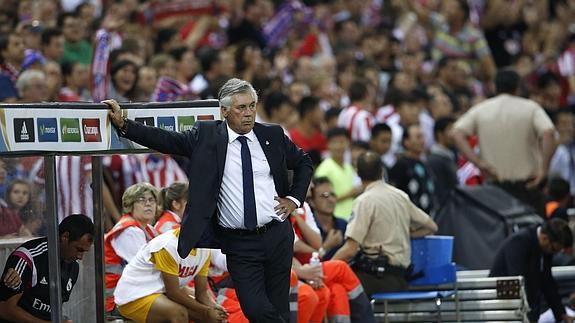 Ancelotti, serio en el banquillo madridista. 