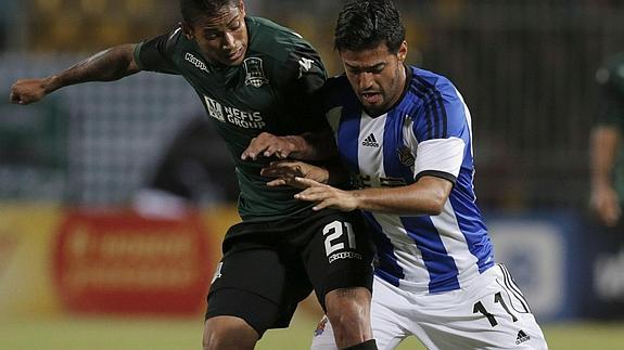 Vela protege el balón. 