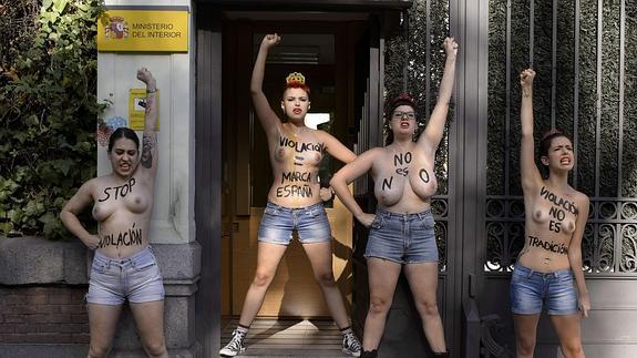 Las activistas de Femen, ante el Ministerio.