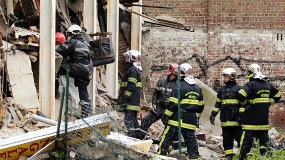 Los bomberos trabajan entre los escombros en Lille  