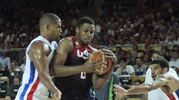 Rudy Gay trata de zafarse de un jugador dominicano. 