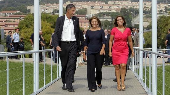 Dolores de Cospedal camina ayer por Badalona flanqueada por el alcalde de la localidad, Xavier Garcia Albiol, y la presidenta del PP catalán, Alicia Sánchez-Camacho. 