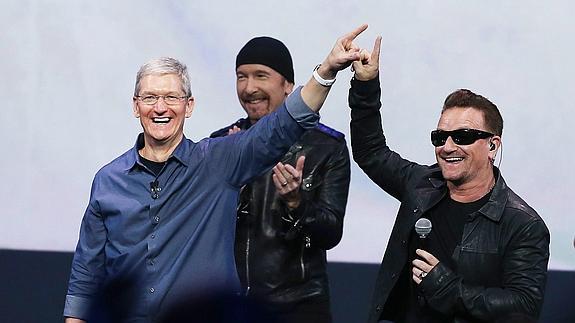 Tim Cook, The Edge y Bono.