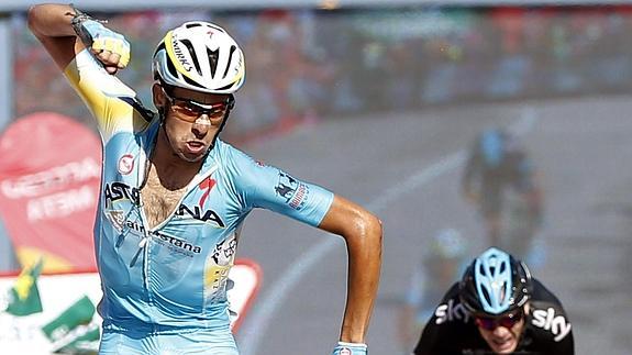 Aru (i) celebra su victoria delante de Froome.