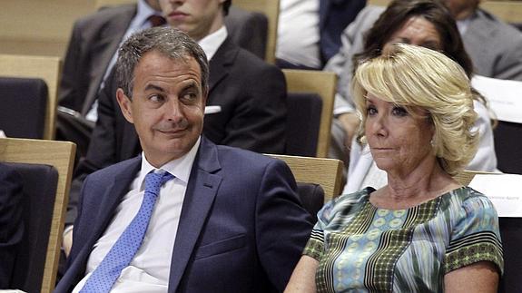 La presidenta del PP de Madrid, Esperanza Aguirre, y el expresidente del Gobierno José Luis Rodríguez Zapatero, asisten a un acto 