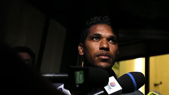 Brandao atiende a la prensa. 