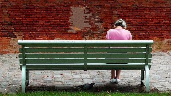 La edad puede hacer que disminuya la agilidad a la hora de aprender o recordar, pero  por sí misma no produce demencia. 