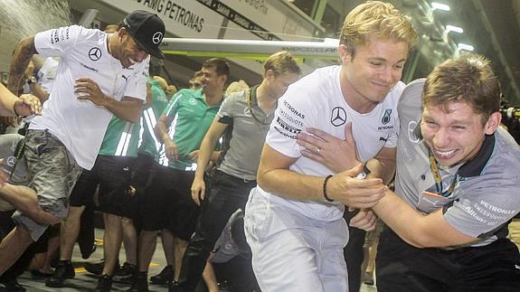 Celebración en Singapur de Hamilton (i) y Rosberg. 