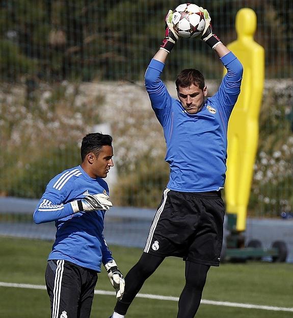 Keylor Navas (i) y Casillas, en un entrenamiento. 