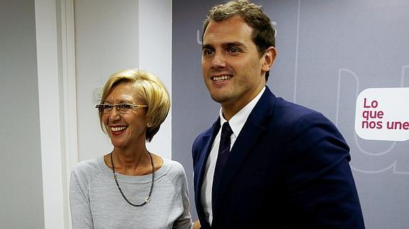 Albert Rivera (d), presidente de Ciudadanos y Rosa Díez (i), portavoz de UPyD, antes de la reunión de hoy. / 