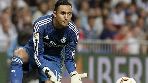 Keylor Navas atrapa el balón contra el Elche. 