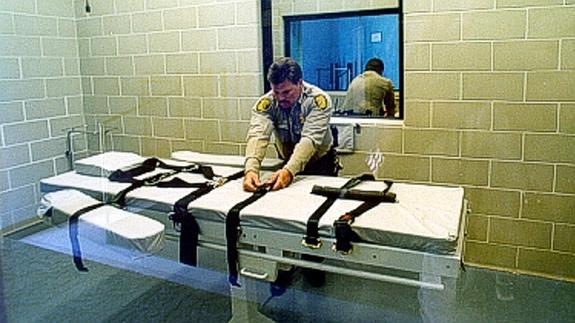 Un funcionario de prisiones prepara la camilla de la inyección letal.