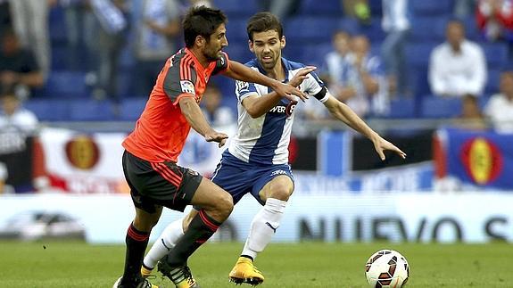 Bergara (i) y Álvarez pelean por el balón.. 