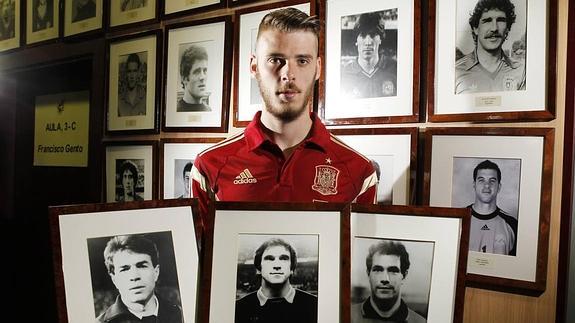 David De Gea con los retratos de Abel, Acornada y Zubizarreta. E.R.