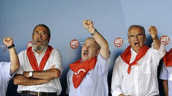 Fernández Villa, entre Cándido Méndez y Alfonso Guerra. 