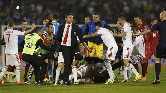 Un dron 'nacionalista' provoca una batalla campal en el Serbia-Albania