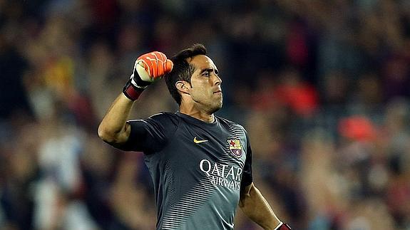 Claudio Bravo celebra un gol del Barça ante el Eibar